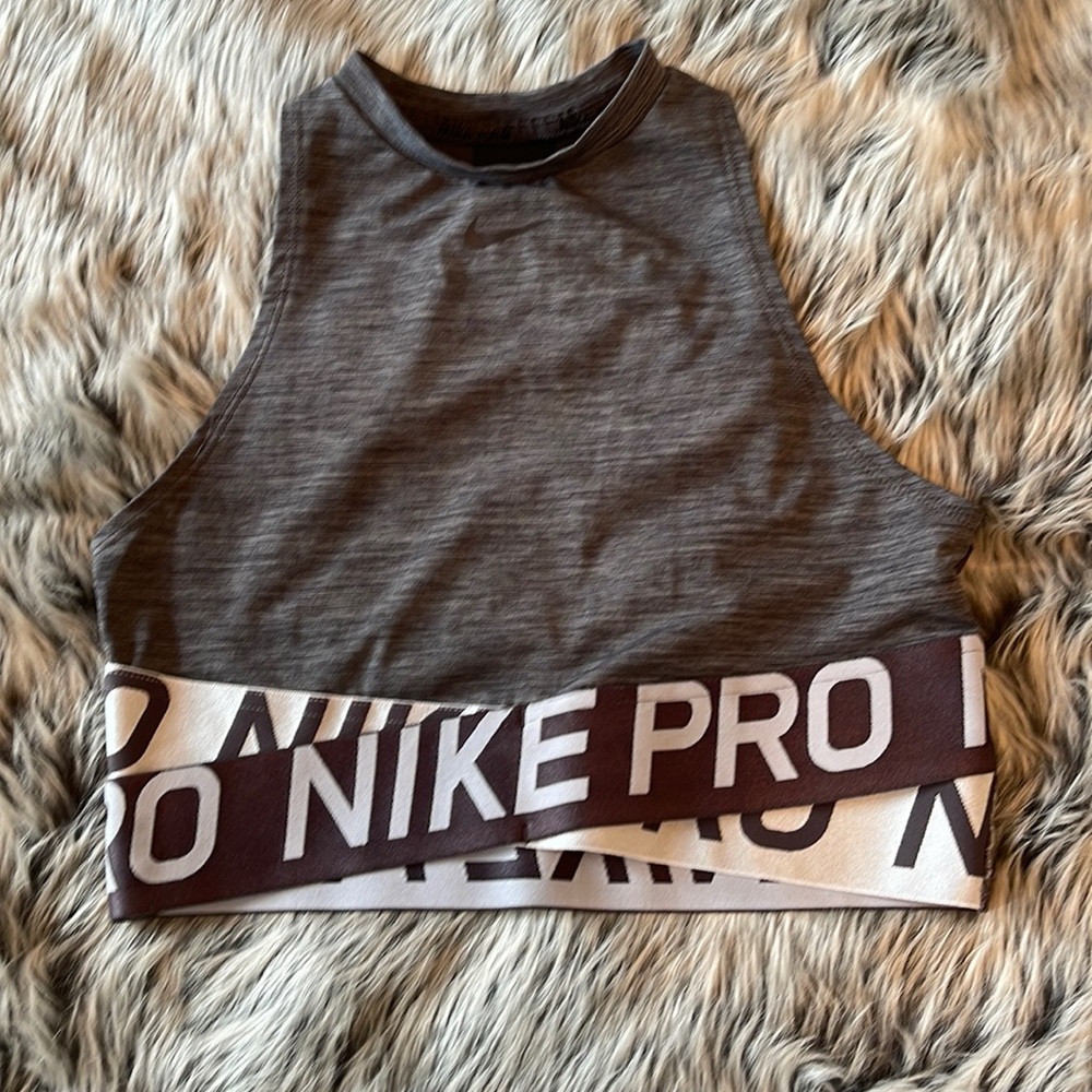 High neck sports bra